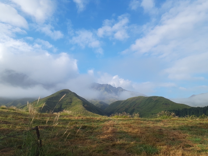 山麓までの散歩は絶景です。（約１Km) 