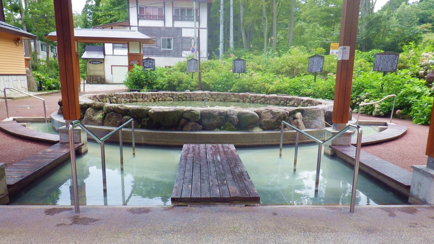 *【赤倉温泉足湯公園】中央には噴水があり、マイナスイオンを浴びながら足湯を堪能できますよ！