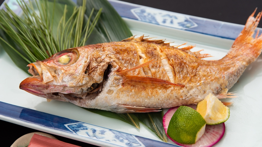 【夕食一例】高級魚「ノドグロ」はじっくり時間をかけて越前塩で焼き上げます。