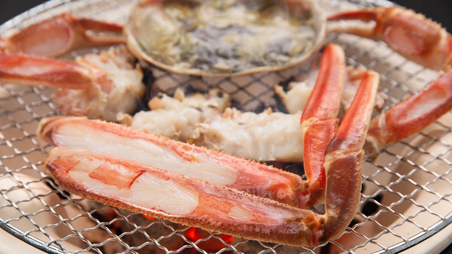 【冬限定・越前蟹】【夕食一例】目の前で炭火あぶり焼き蟹をご用意。熱々をご提供します