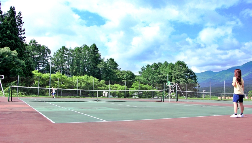 当館の敷地内には、テニスコートもあります。