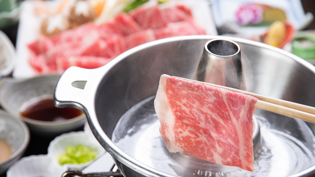 蔵王牛の旨味を存分に味わえるしゃぶしゃぶ鍋。特製のつけダレでお楽しみください。