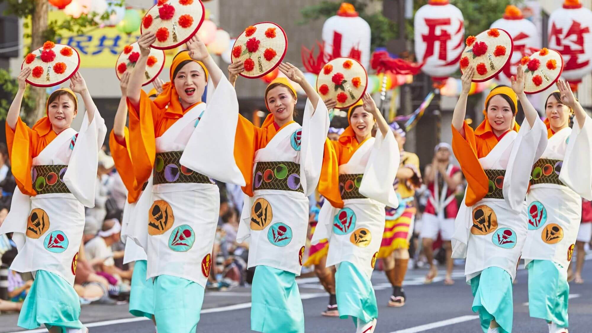 「山形花笠まつり」は毎年8月5日～7日に開催！花笠を持った踊り手達の圧巻の群舞をご覧ください！