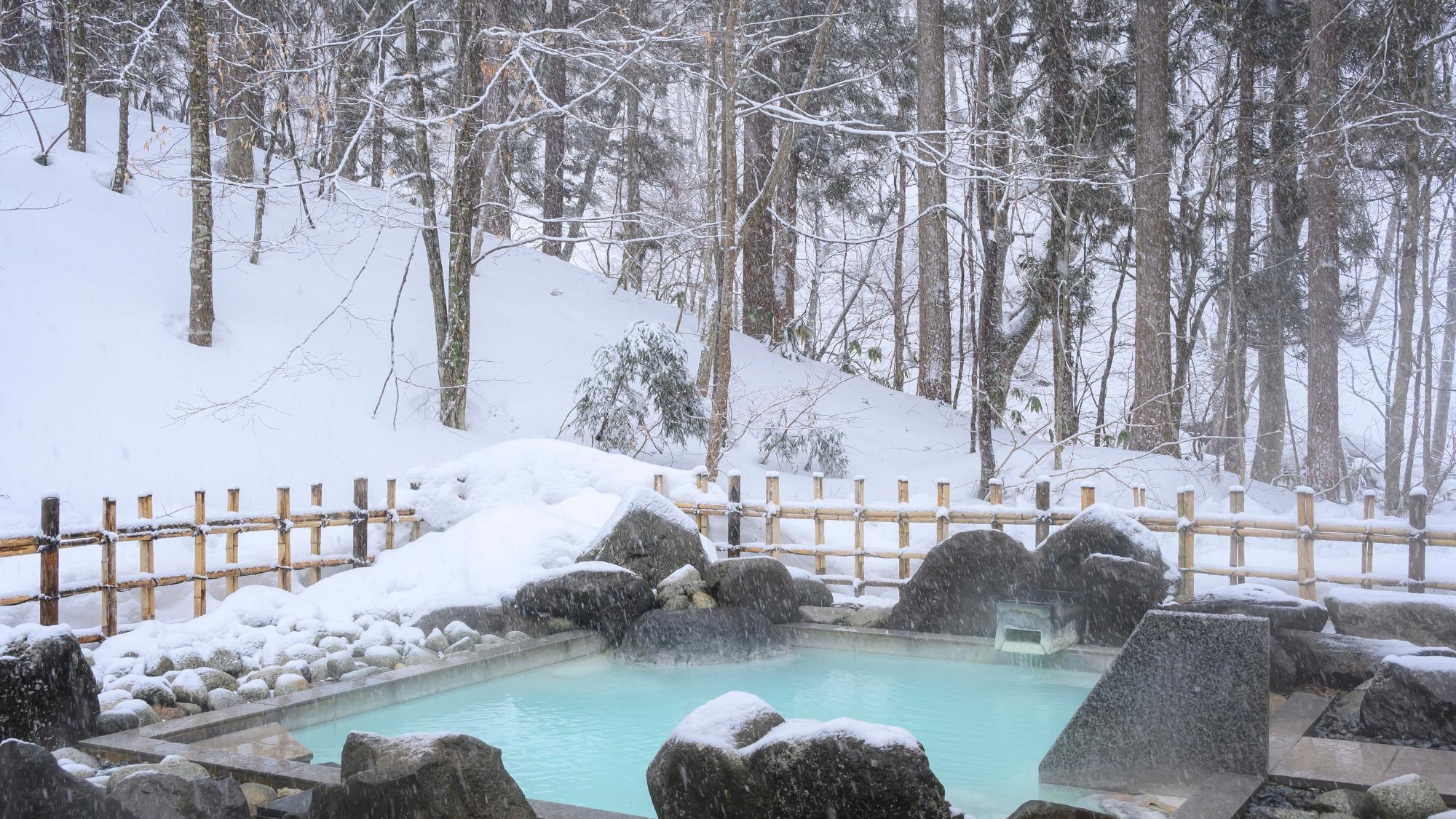 雪が積もる山の中に佇む温泉。暖かい温泉でじっくりとあたたまる寛ぎのひととき。