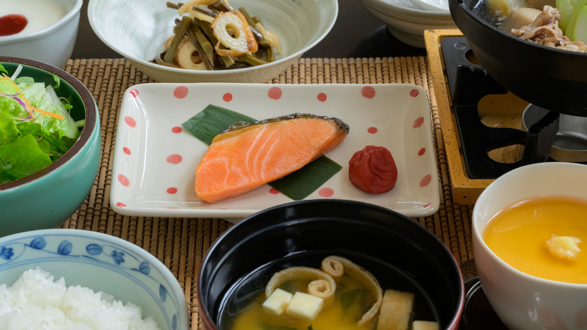 【朝食】「芋煮鍋」「だし」など、山形の郷土料理をお召し上がりください。