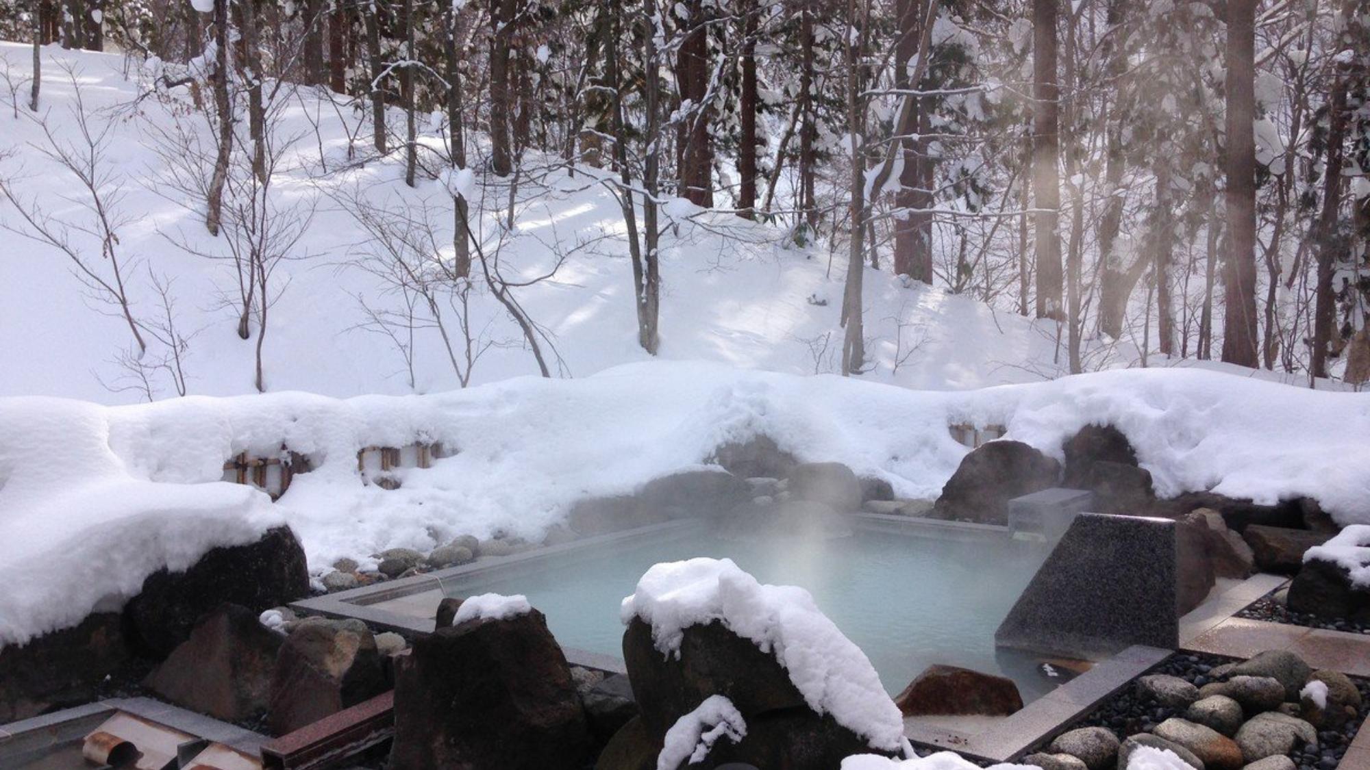 しっとりと雪見風呂を楽しむ、冬ならではの癒しのひととき。