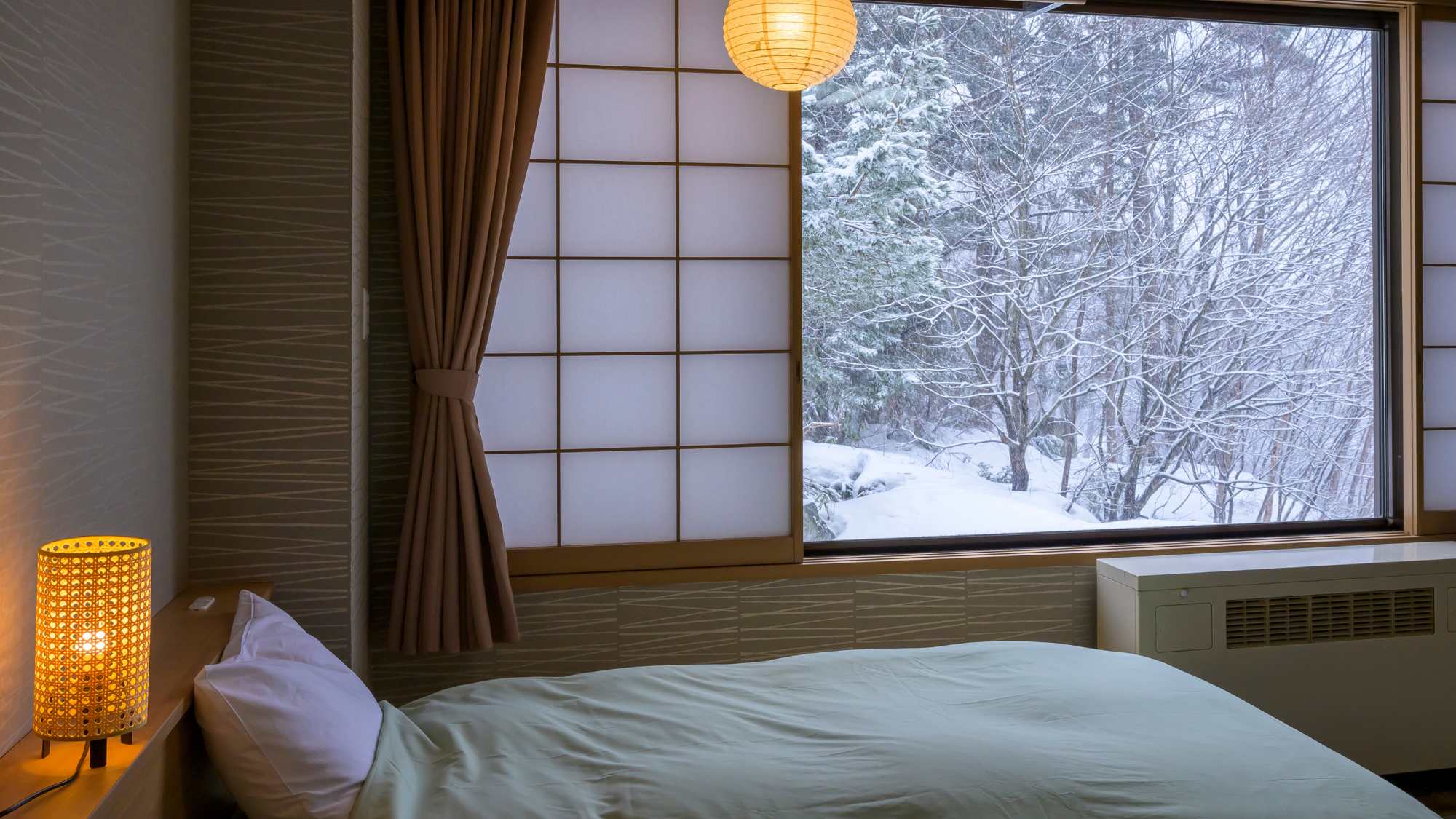 【コンフォート和洋室】お部屋から眺める山々は、まるで絵画のように時間が止まったような静かな景色です。