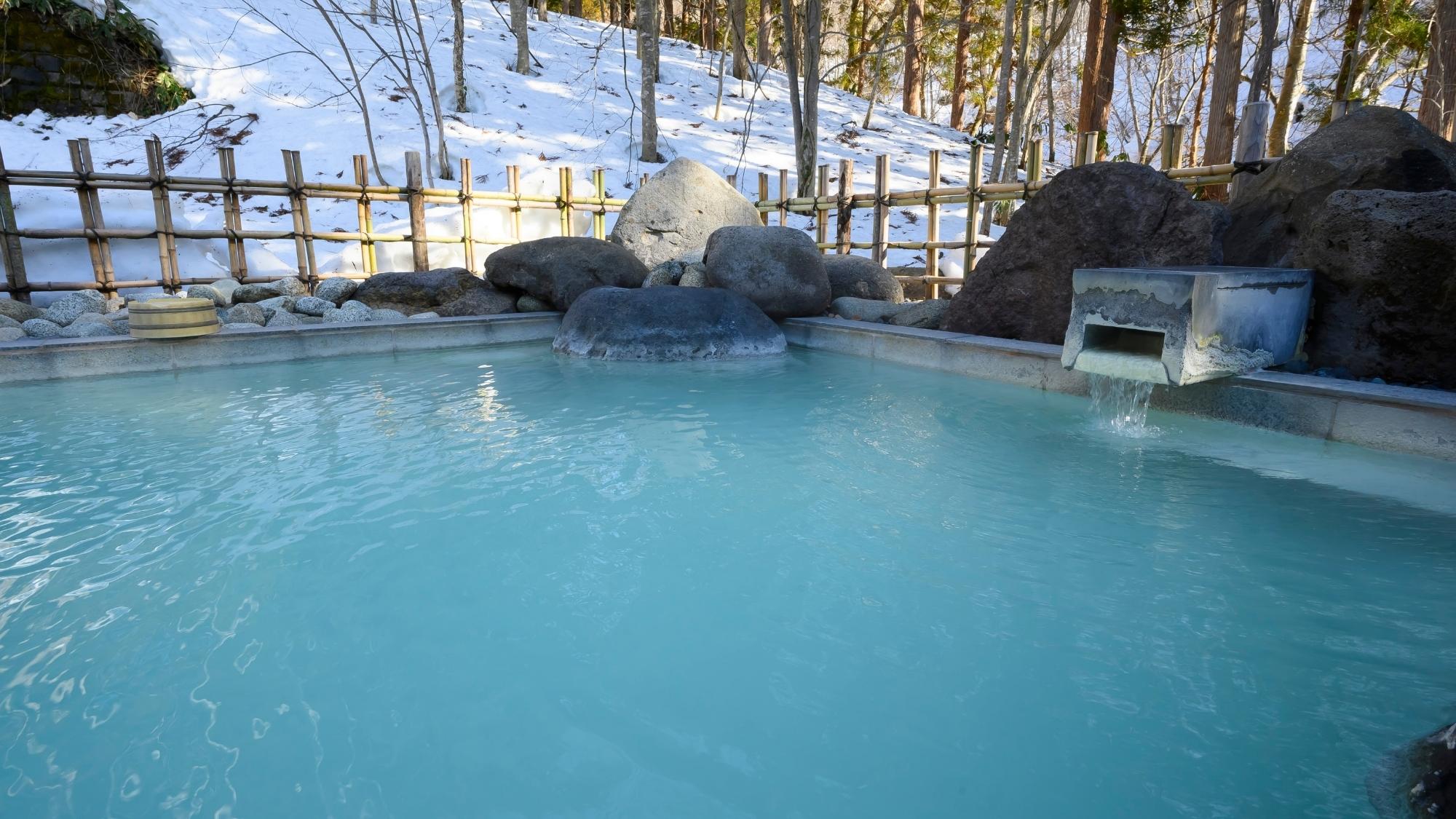 木々に囲まれ溢れんばかりのマイナスイオンをたっぷり体に深呼吸。