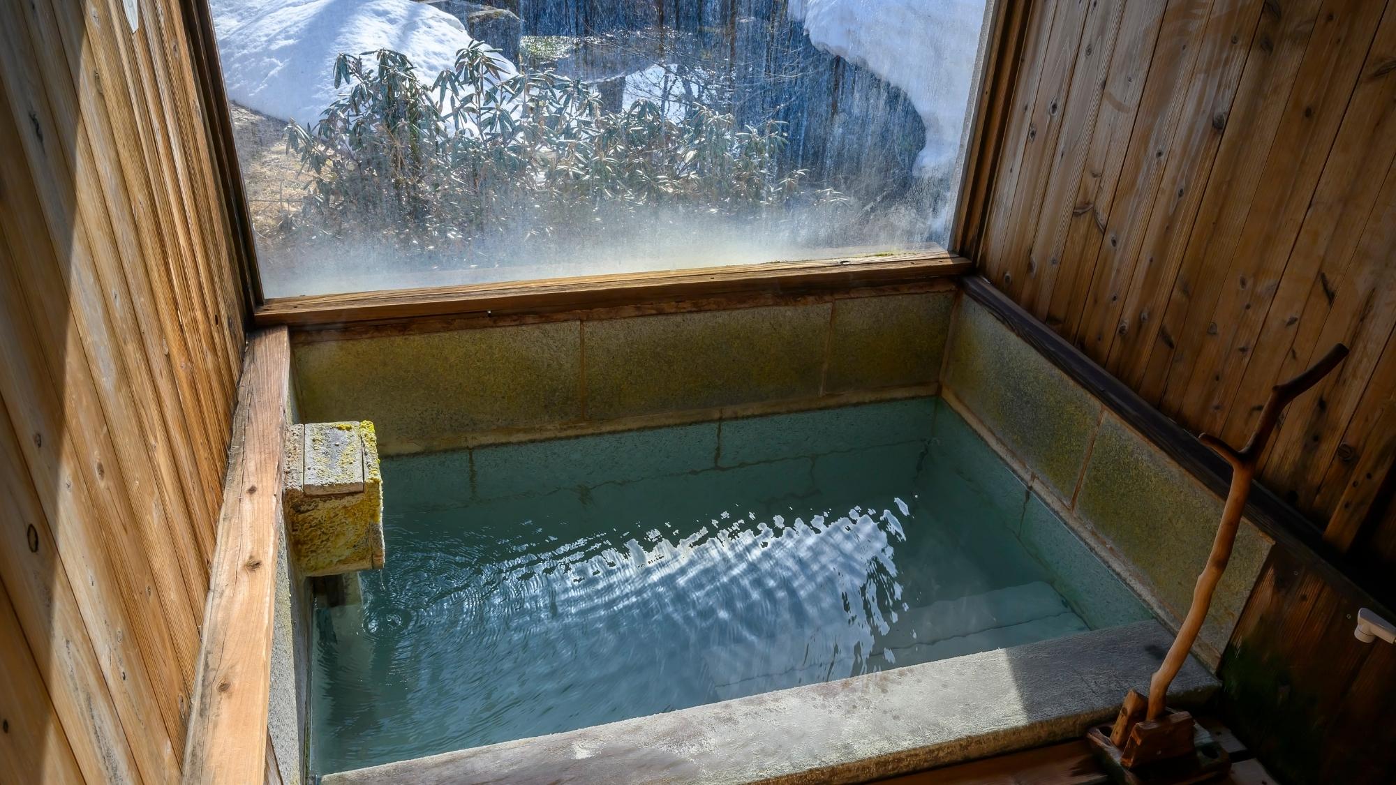 露天と内湯、両方お楽しみいただける貸切風呂もご用意しております。