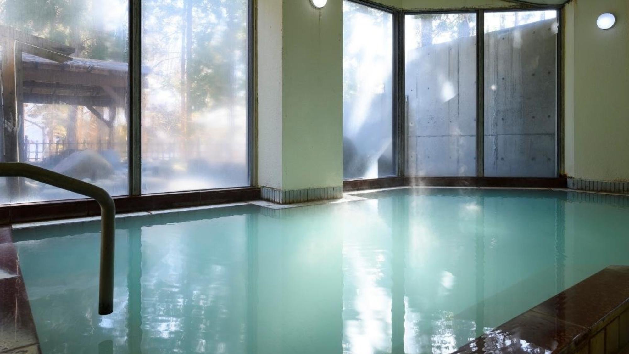 明るい自然光の中で、手足をめいっぱい伸ばして寛ぐ大浴場。