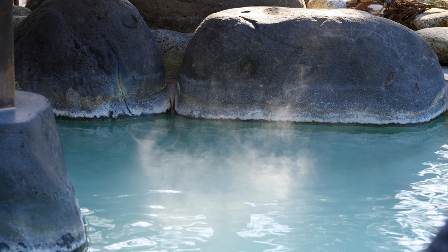 源泉かけ流し強酸性硫黄泉は温泉通をも唸らせる温泉。