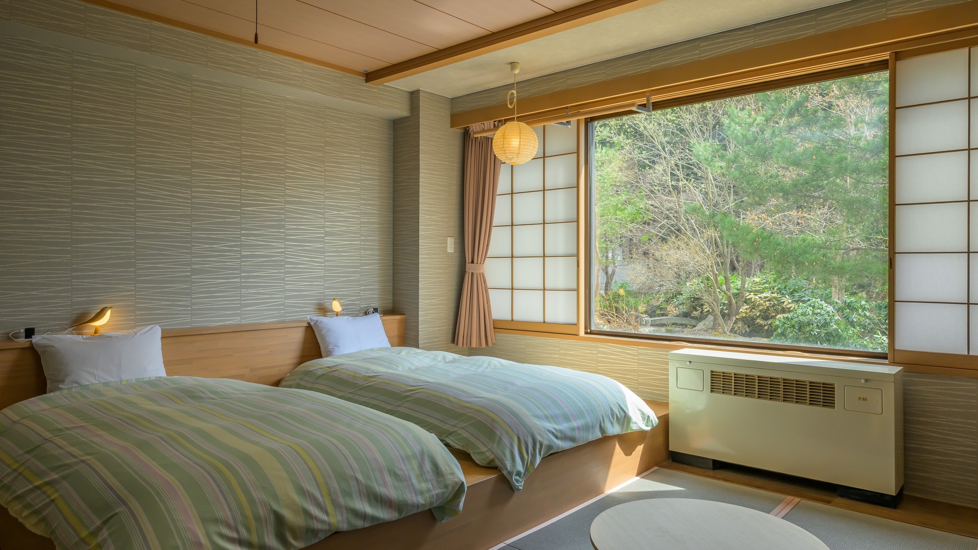 【コンフォート和洋室】お部屋から眺める山々は、まるで絵画のように時間が止まったような静かな景色です。