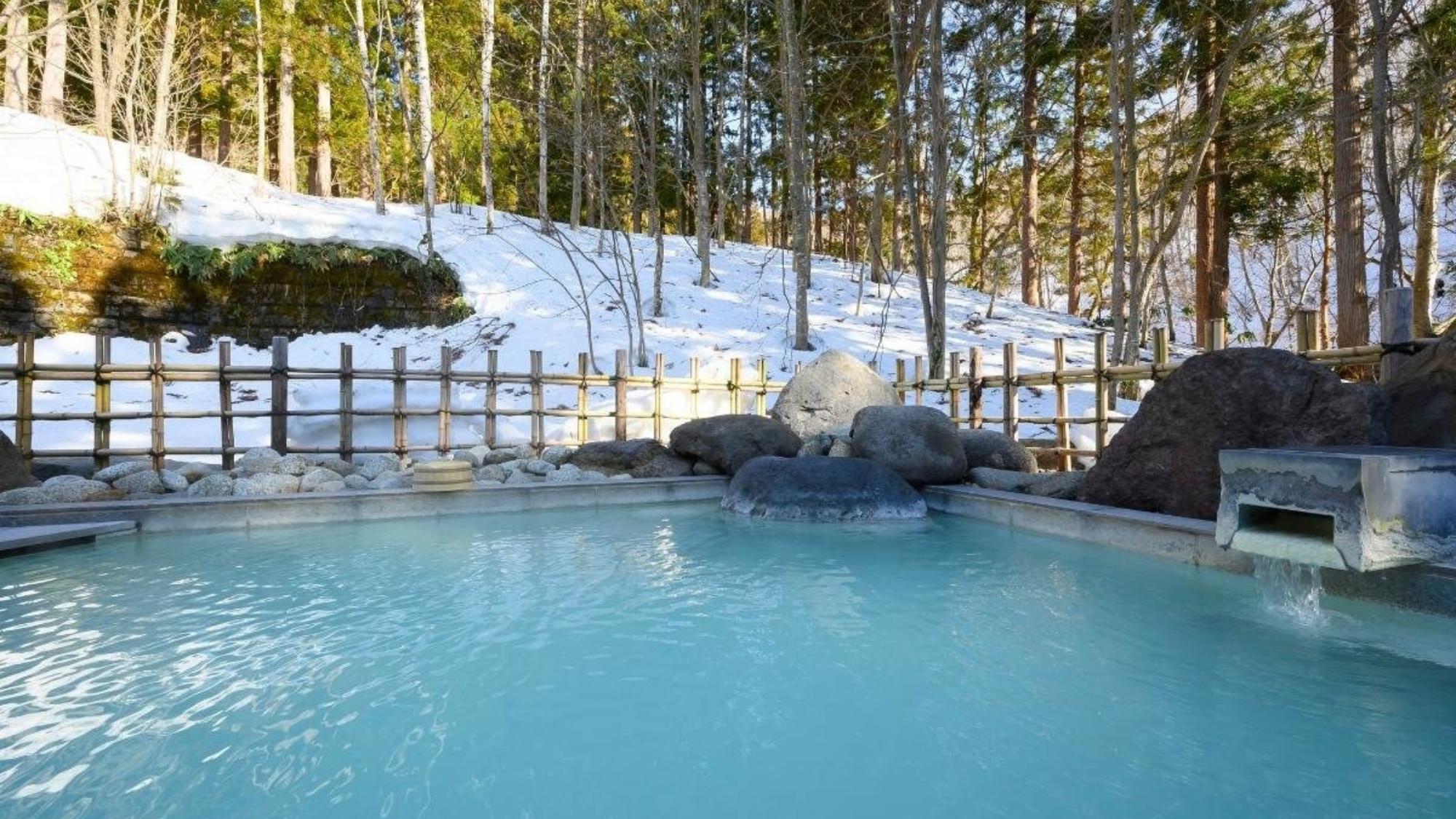 自然に包まれたさわやかな露天風呂。冬には雪見風呂もお楽しみいただけます。