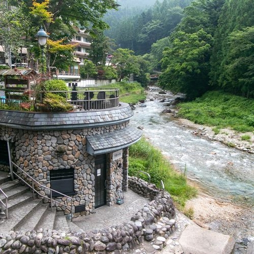 川沿いの四万温泉共同浴場