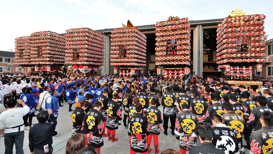 伏木曳山祭「けんか山」（提灯山車勢揃）