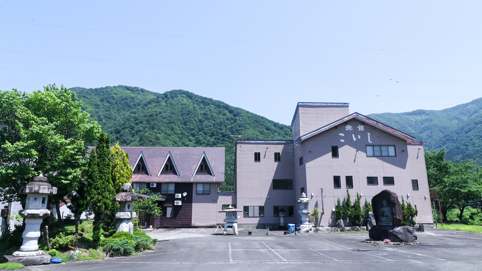 #外観　四季の彩りと澄んだ空気が出迎える、里山の湯宿です