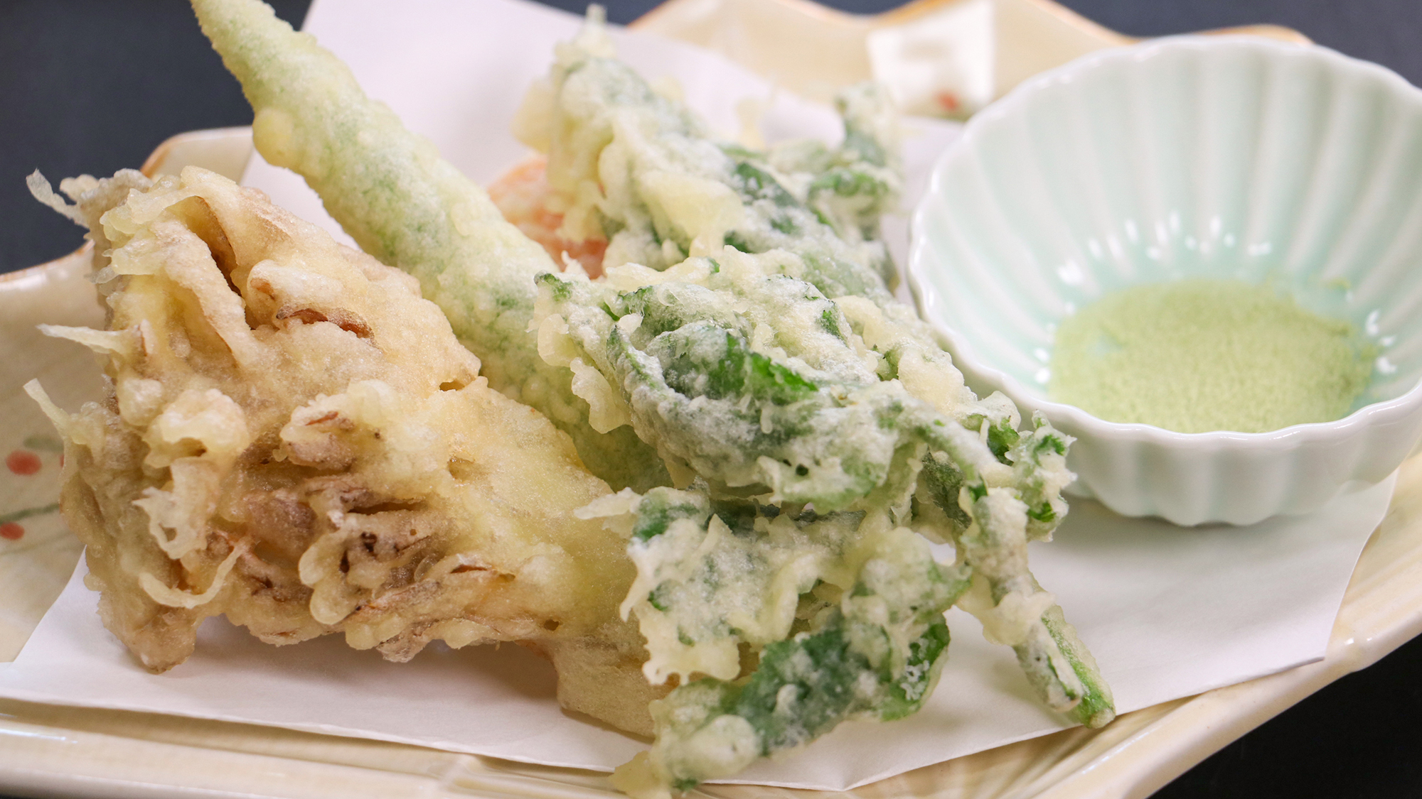 #ご夕食一例　採れたての山菜と香り高い舞茸を、サクッと天ぷらに仕上げました