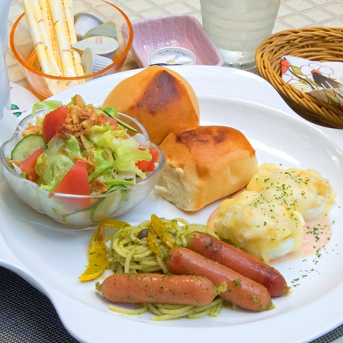 *朝食一例／パンは焼きたて♪温かいままお出ししています