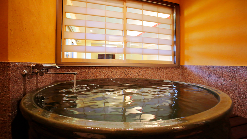 温泉付き客室「茜」浴槽