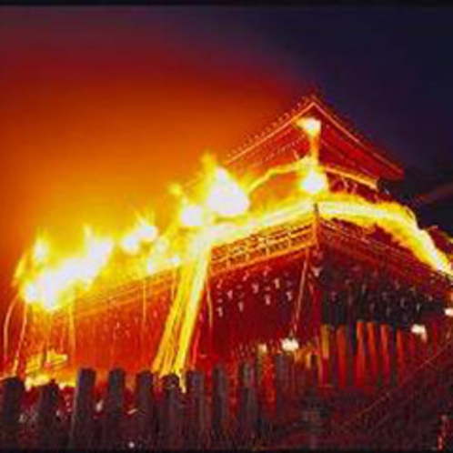 東大寺二月堂修二会のおたいまつ「写真：奈良市観光課」