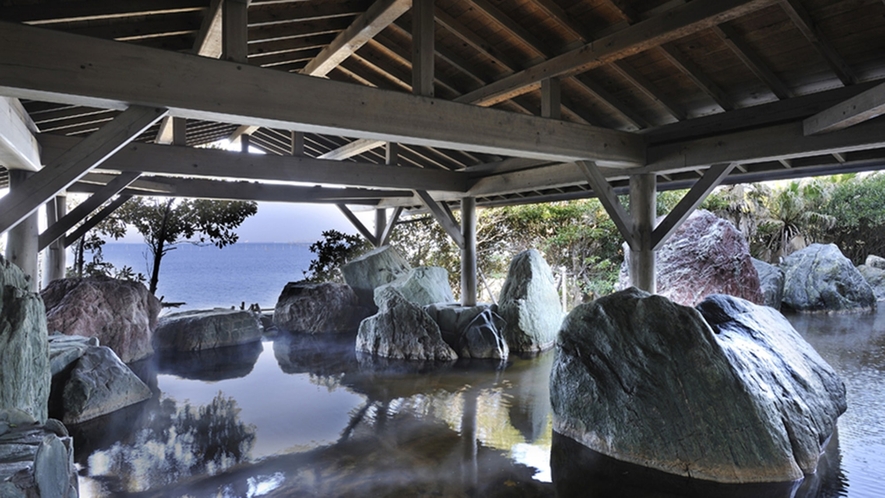 *【龍宮の湯：展望大浴場　外湯】屋根越しの海が美しい、岩組露天風呂「観月」。