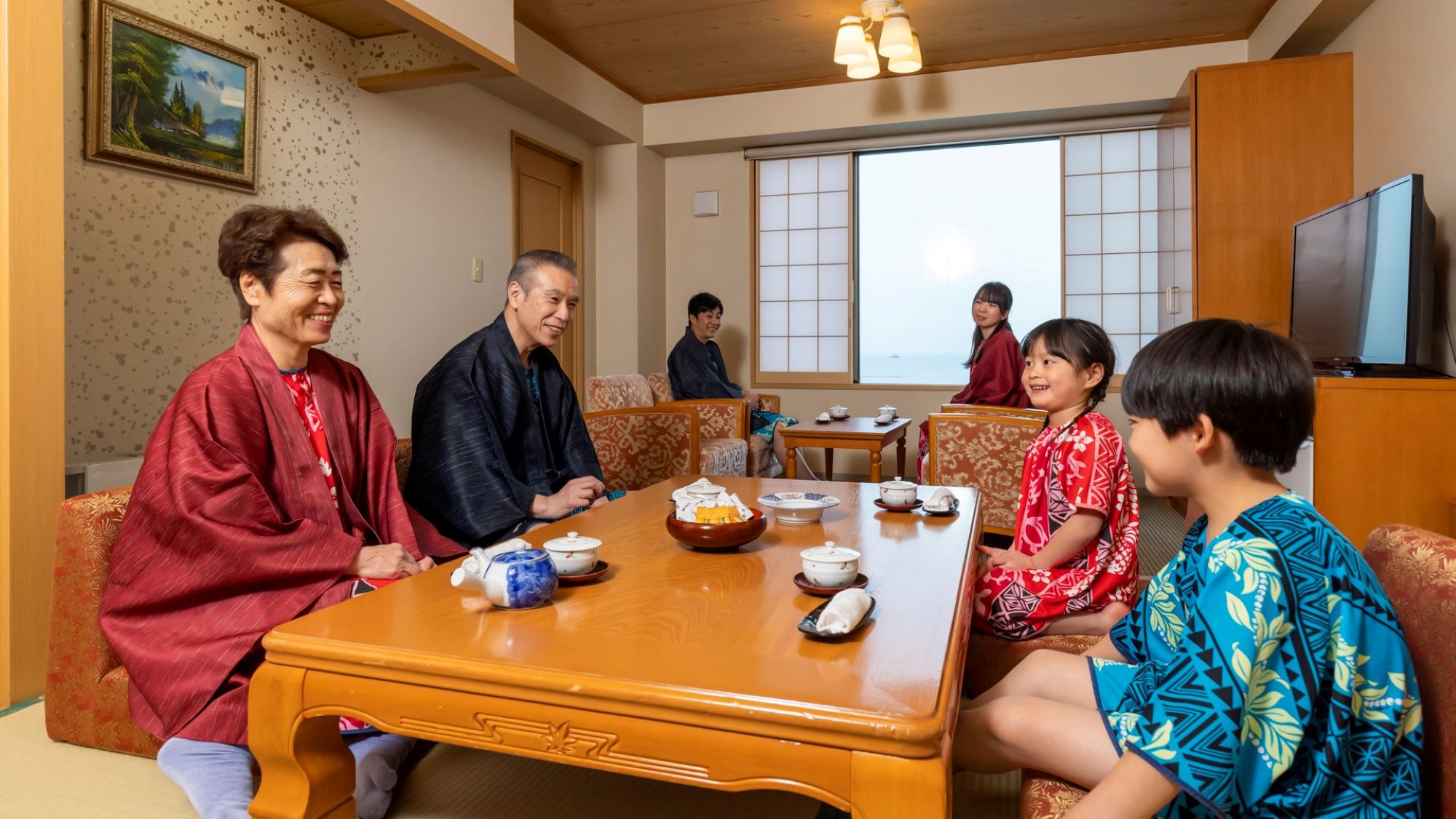 ホテル三日月 龍宮亭の和室で、浴衣を着てくつろぐ3世代の家族