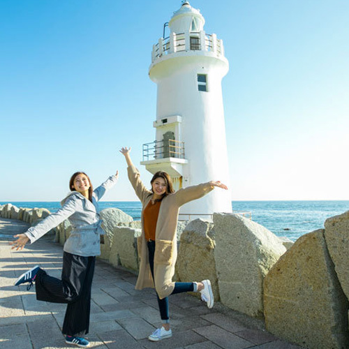 渥美半島の先端・伊良湖岬灯台と三島由紀夫『潮騒』の舞台・神島。多くの人が思いを馳せた風景に出会える