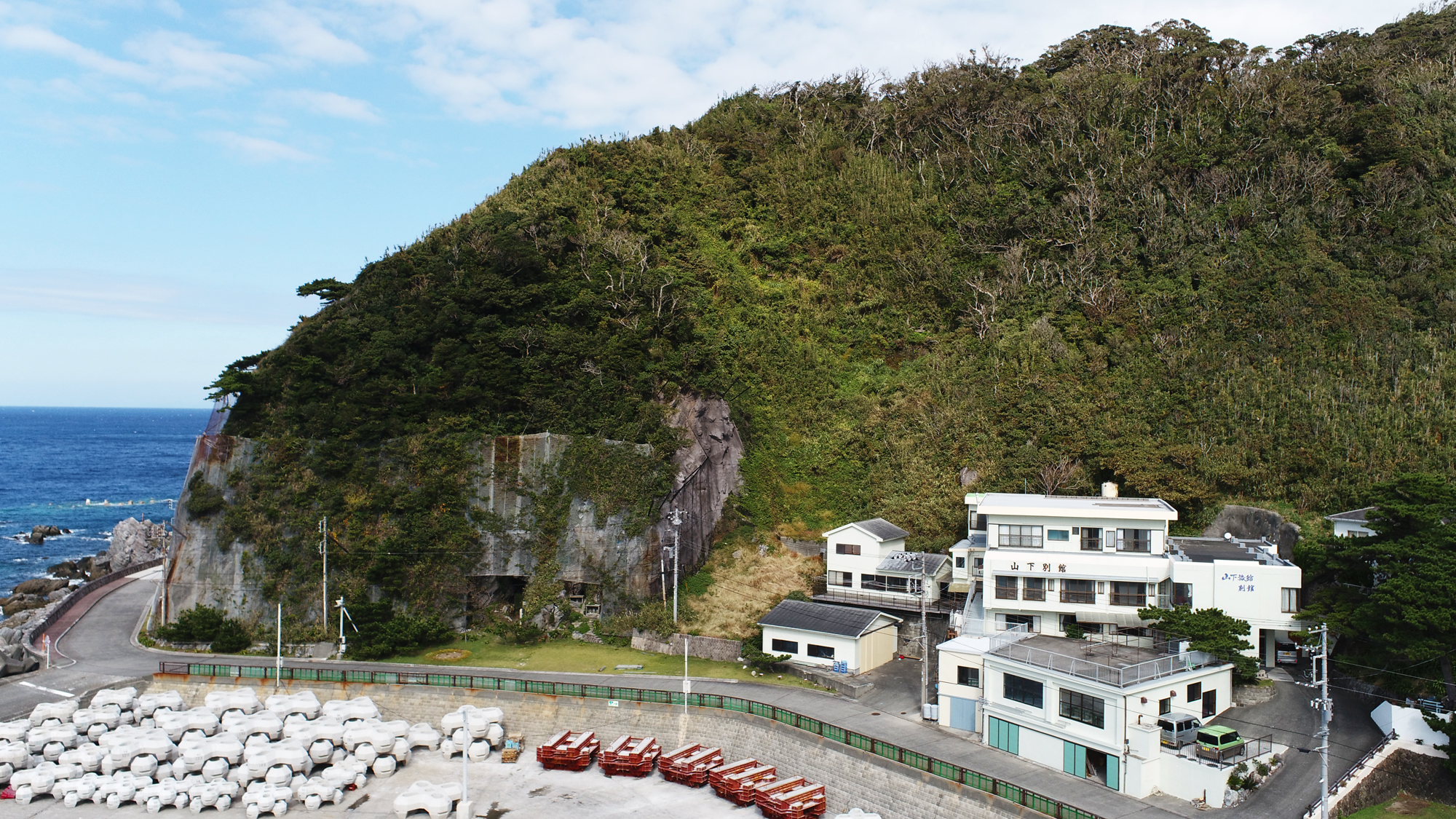 海水浴場から徒歩10分ほどのところにございます