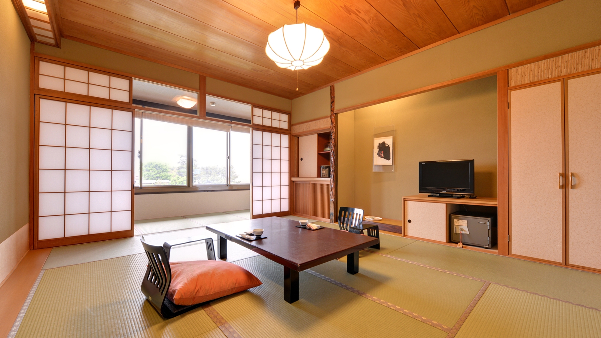 *★客室一例：全ての客室から、琵琶湖を臨むことができます。琵琶湖の情緒をお愉しみください。