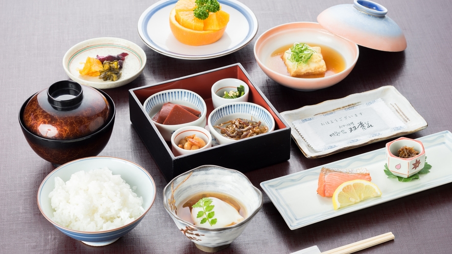 *【朝食(一例)】朝食は、焼き魚や湯豆腐、滋賀の郷土食の小鉢等、身体に優しい和朝食をご用意。