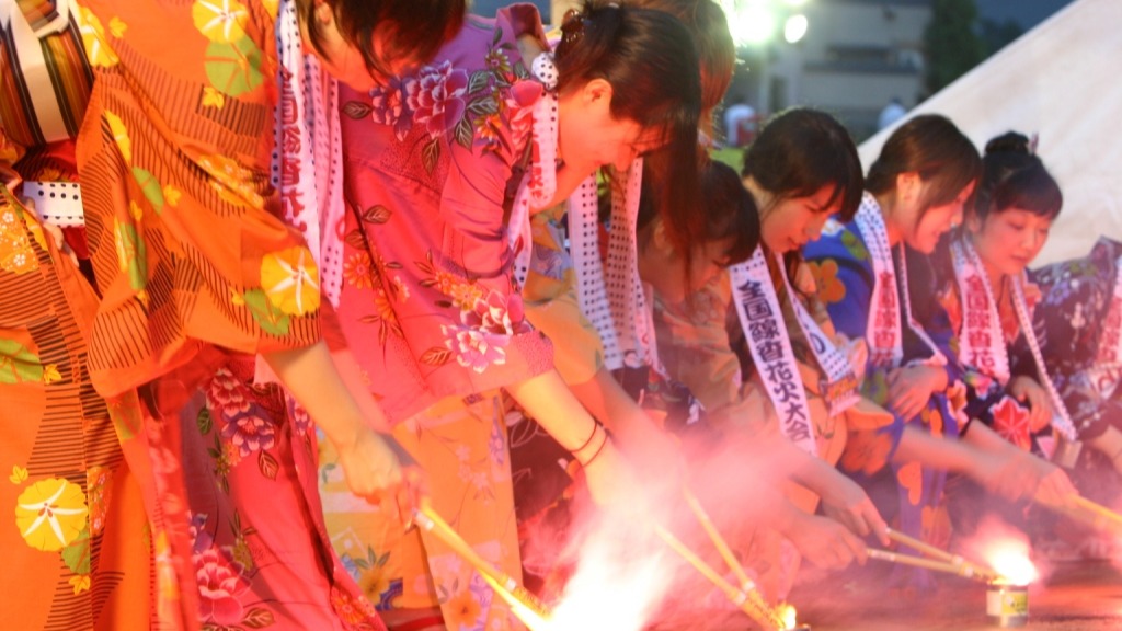 横手市　よこての全国線香花火大会(7月中旬)