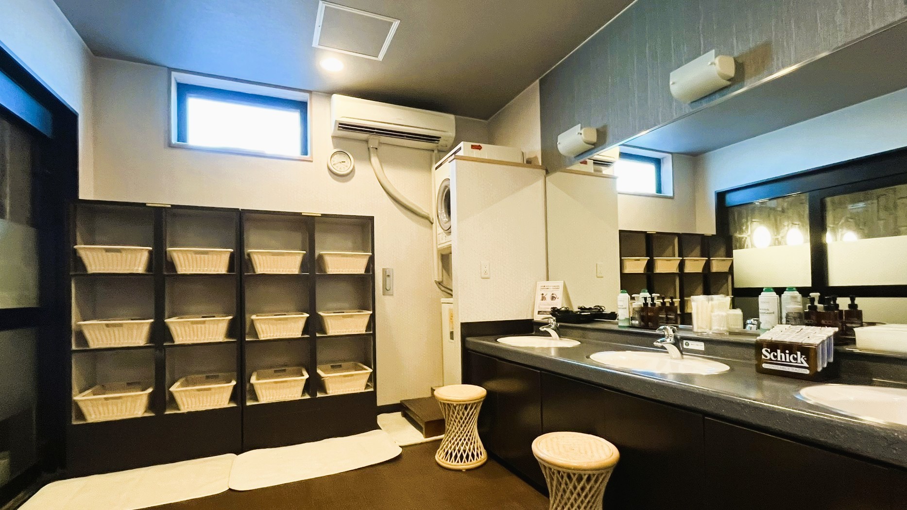 男性浴場脱衣所