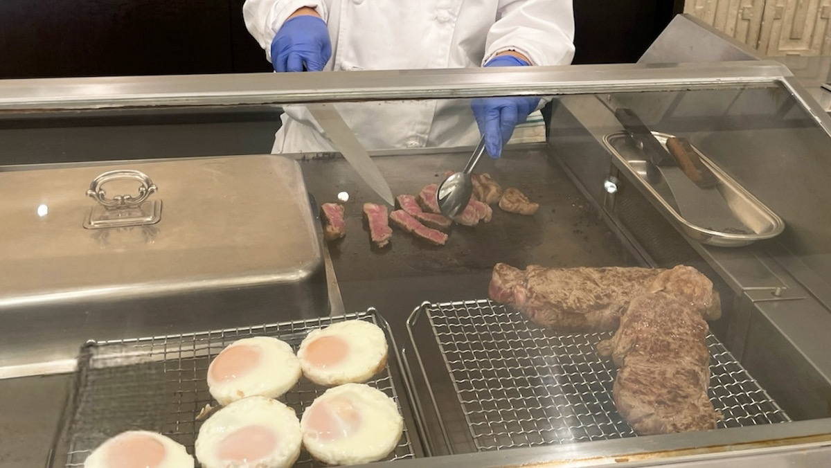 【朝食】鉄板で焼き上げるステーキ