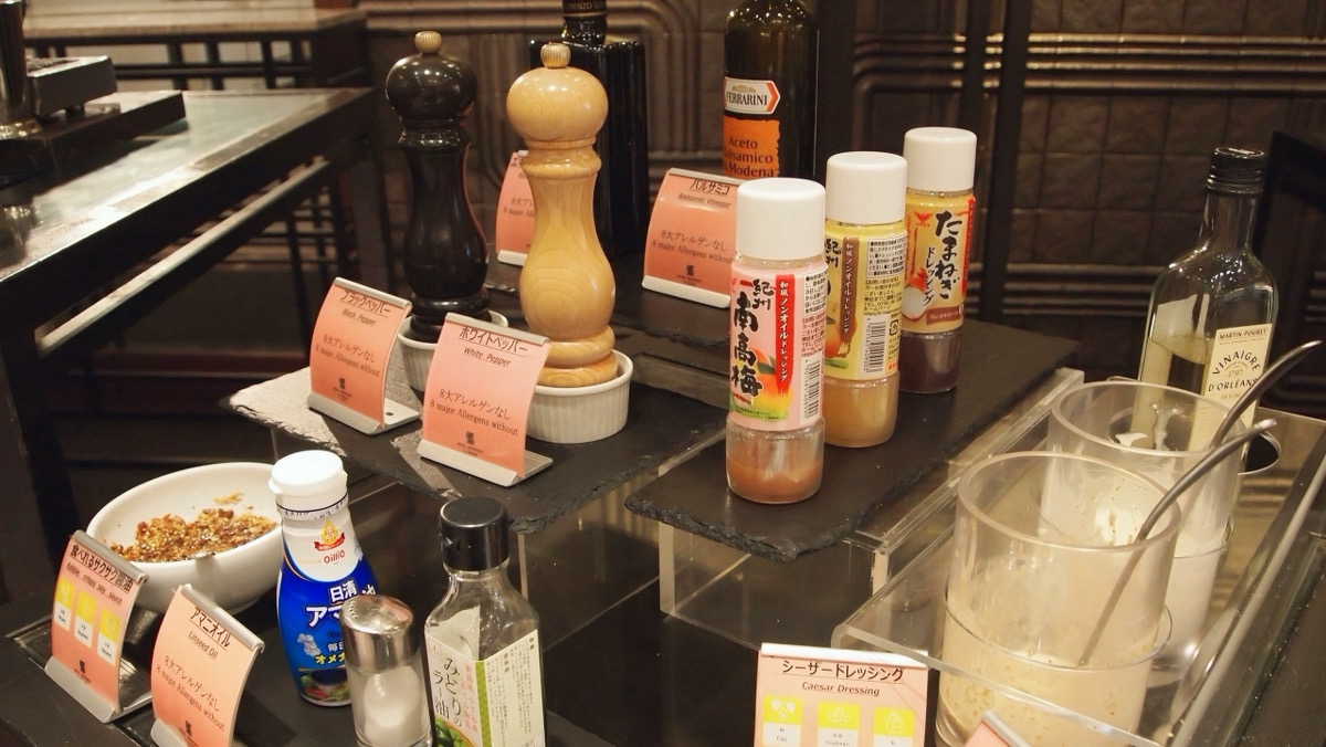 10種類以上のドレッシングや調味料をご用意【朝食】
