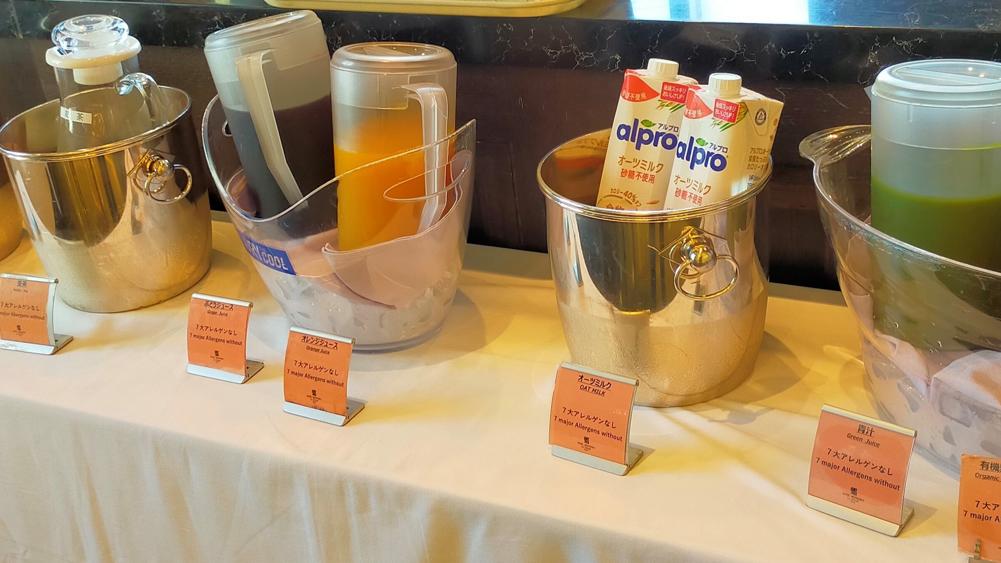 煎茶、麦茶、数種の紅茶。コーヒーやココアは温冷ご用意しております