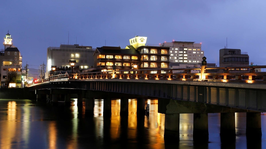 松江大橋と外観　夜景