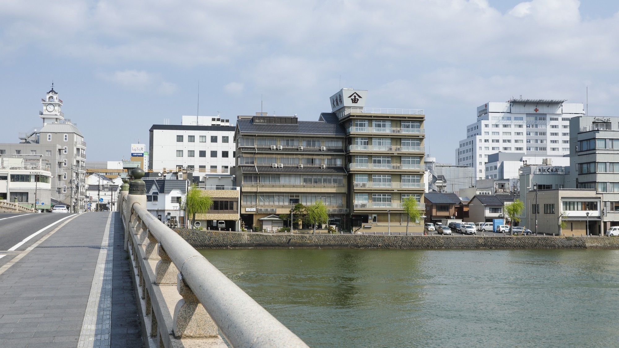 松江大橋の北詰に位置し、大橋川・宍道湖を一望できる。