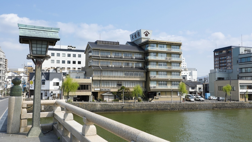 松江大橋の北詰に位置し、大橋川・宍道湖を一望できる。
