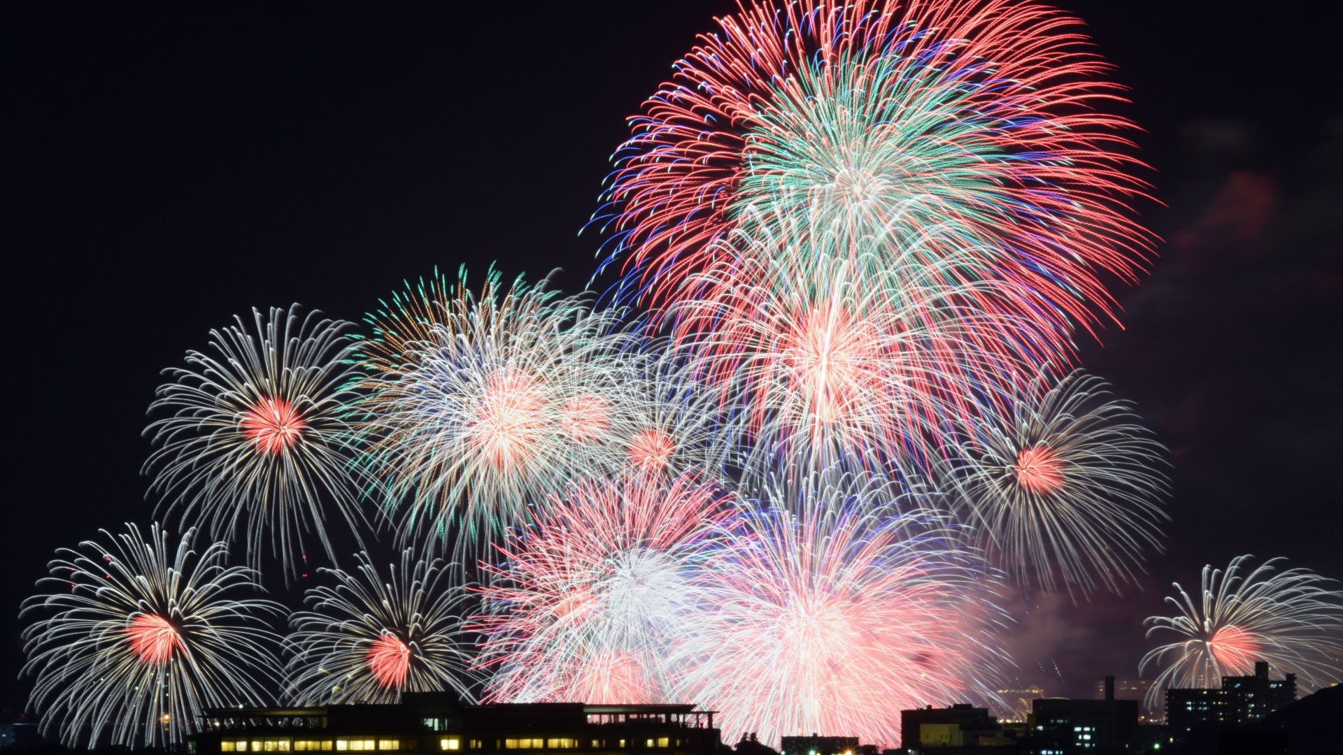 夏の風物詩「水郷祭花火大会」