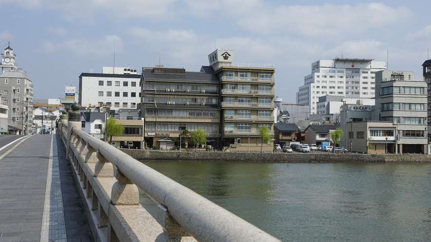 松江大橋の北詰に位置し、大橋川・宍道湖を一望できる。