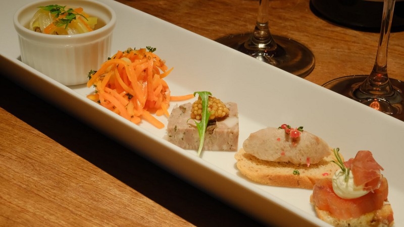 〈Bar Perch/フリーフロー90分付〉山梨県産ワイン等飲み放題+特製おつまみプレート付〈素泊〉