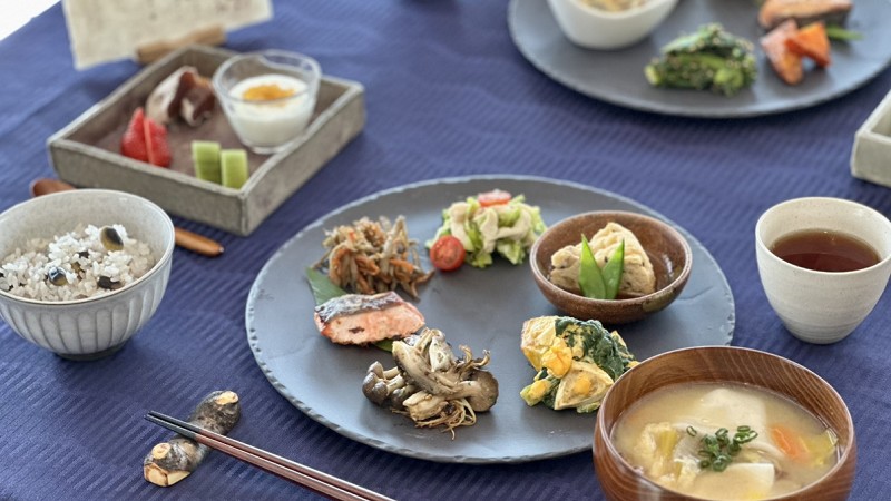 『山梨のおばんざい』を取り入れたご朝食。栄養豊富な食材などと共に心温まる朝のひと時をお過ごしください