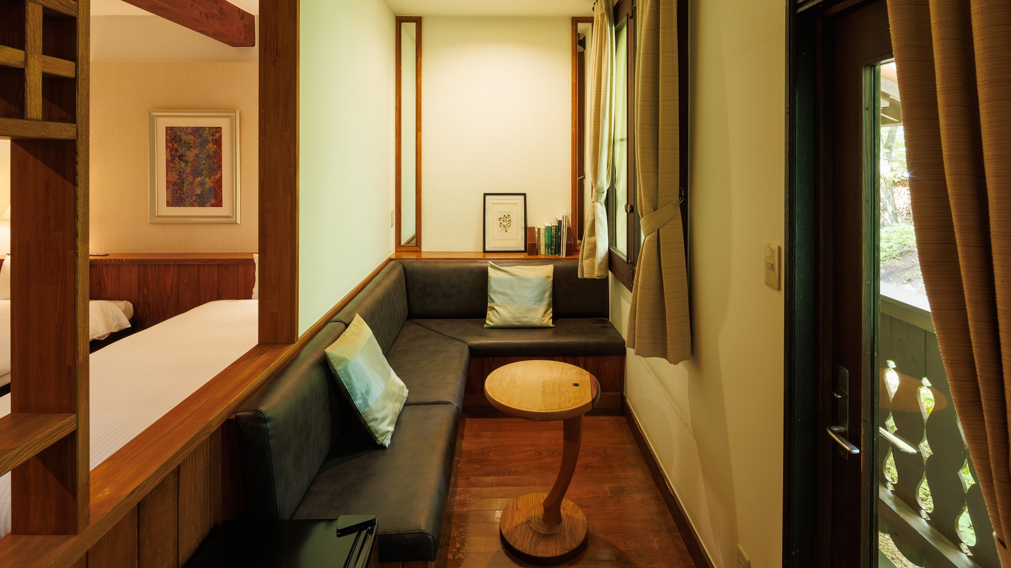 デラックスルームA/カワセミ　ベッドスペースとは別にソファスペースがございます。