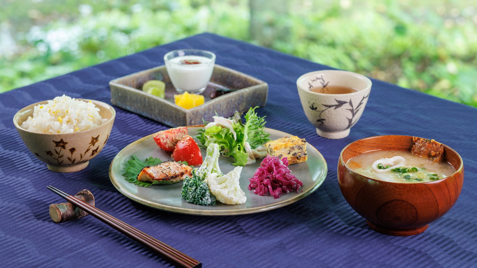 『八ヶ岳のおばんざい』を取り入れたご朝食。栄養豊富な食材などと共に心温まる朝のひと時を