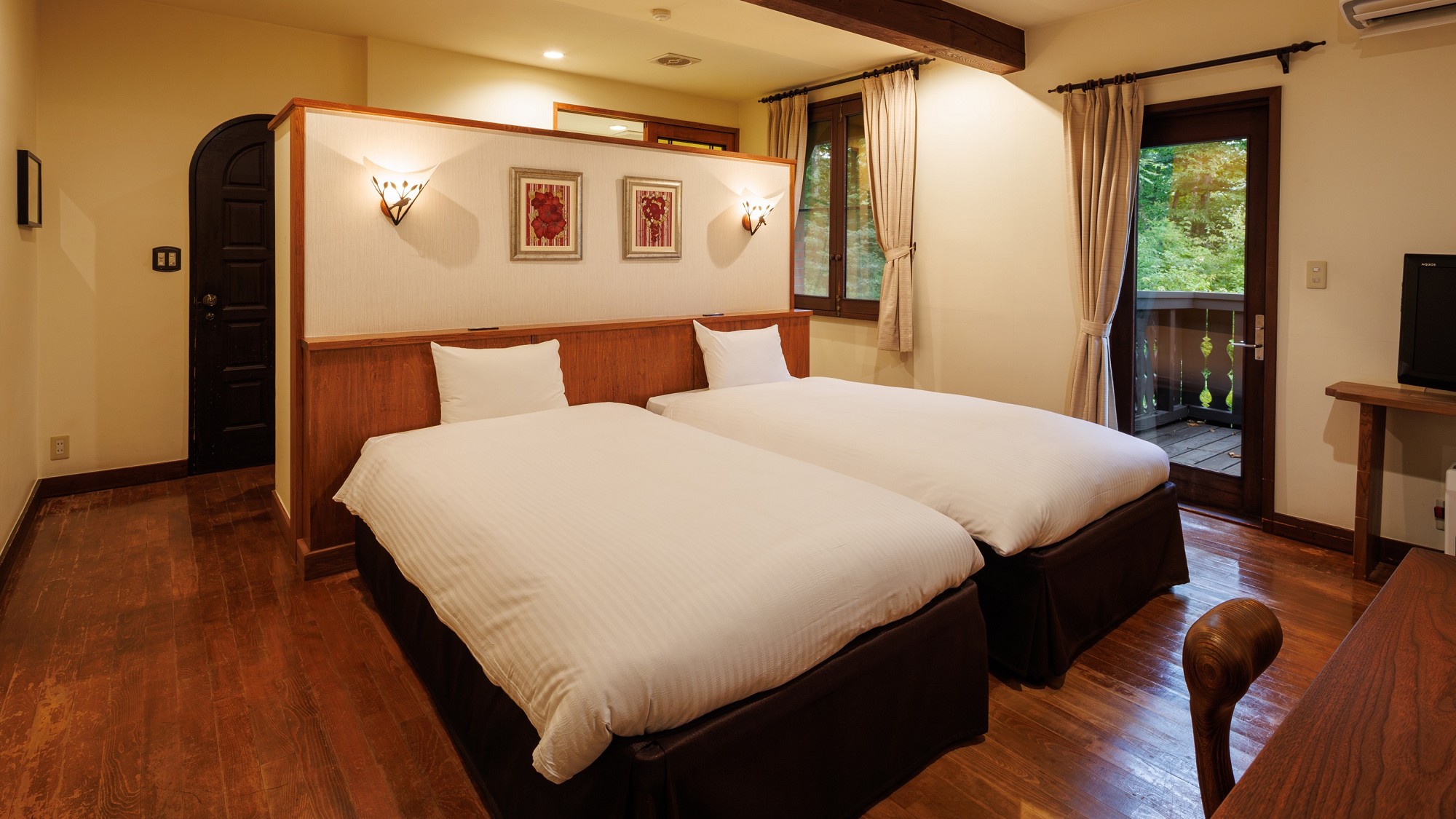 デラックスルームB/オオルリ　ベッドスペース裏に洗面台と、浴室スペースがございます