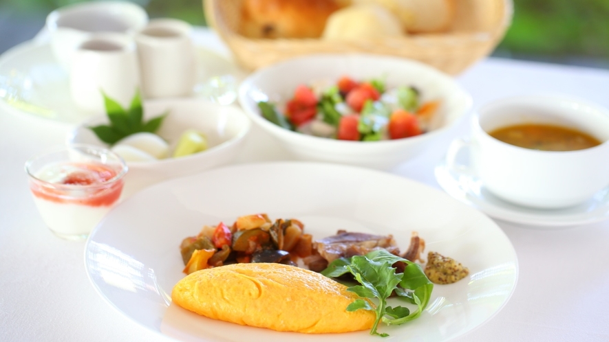【ご朝食　洋食一例】八ヶ岳や自家菜園の新鮮な高原野菜と共にお召し上がりください