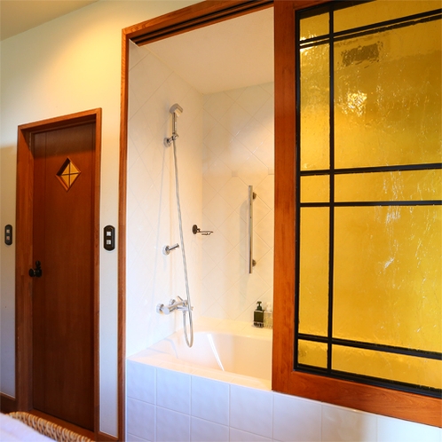 *【デラックスルームB/オオルリ　バスルームスペース一例】シャワーが浴槽内にあるタイプとなります。