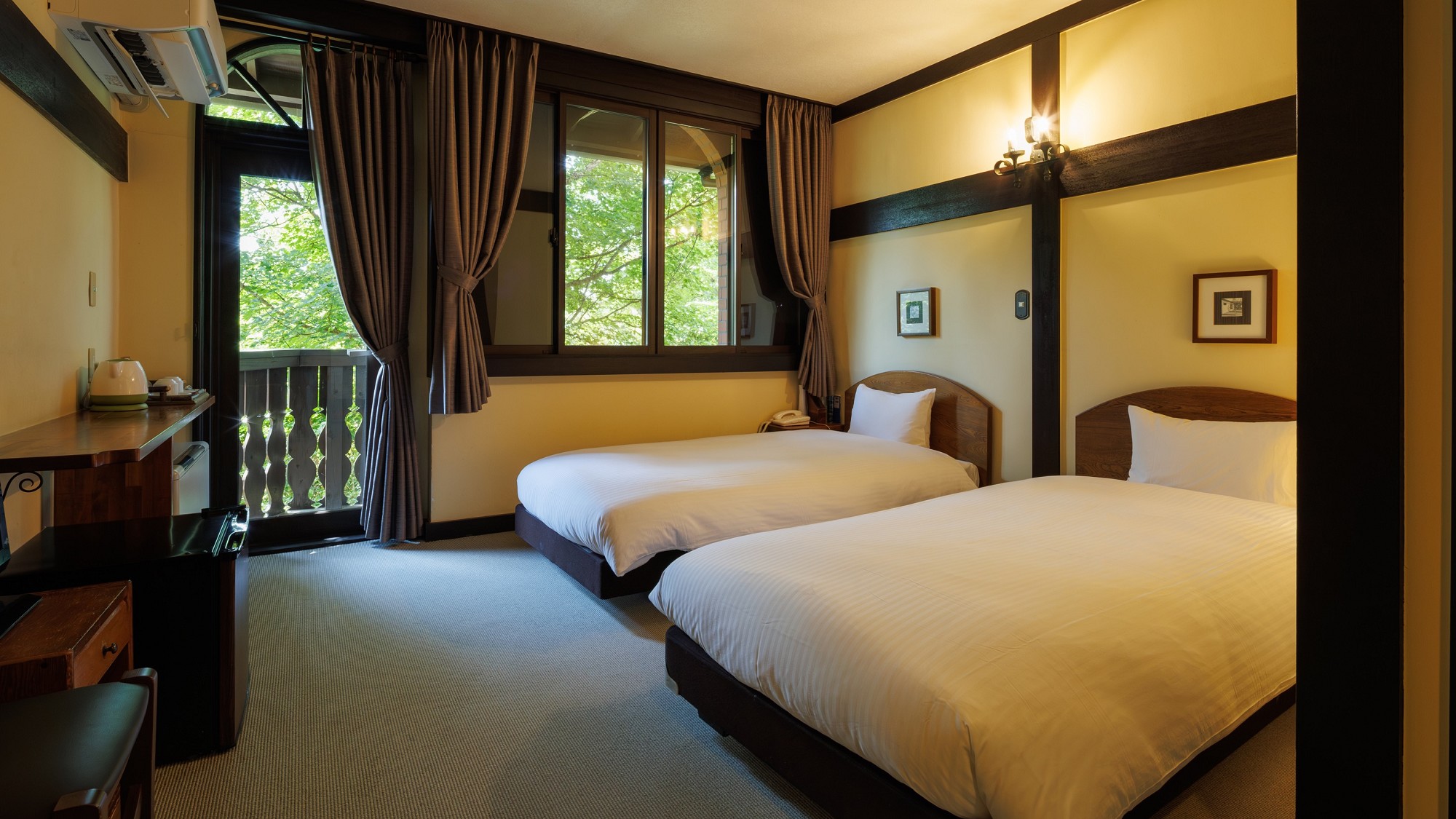  スタンダードツインルーム　窓の外には清里の自然が広がります。