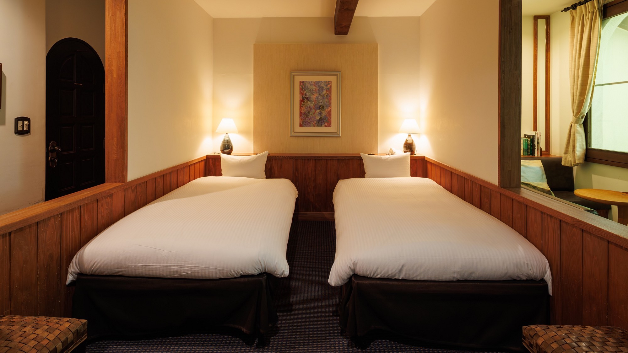 デラックスルームA/カワセミ　ベッドスペースとは別にソファスペースがございます。