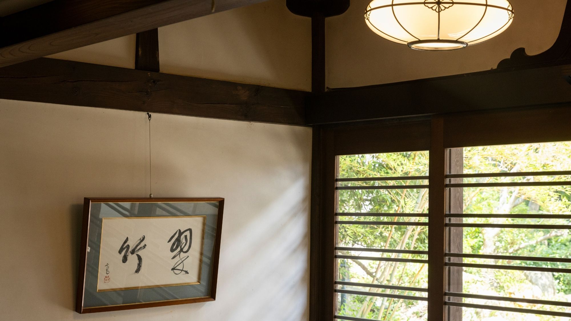 江戸時代から280年もの時を刻み続ける、囲炉裏を構えたロビーは、まさに【非日常】です。